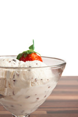 Stracciatella-Eis mit Erdbeeren