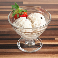 Stracciatella-Eis mit Erdbeeren