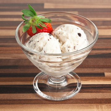 Stracciatella-Eis mit Erdbeeren