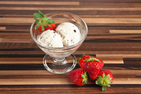 Stracciatella-Eis mit Erdbeeren