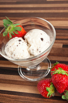 Stracciatella-Eis mit Erdbeeren