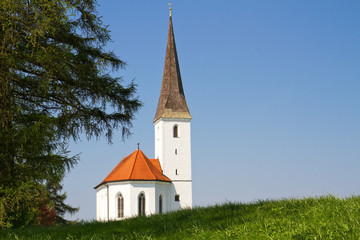 Kirchlein auf Frühlingswiese in Bayern