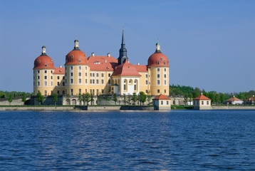 Fototapeta na wymiar Jagdschloss am See