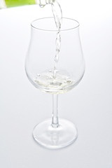 ワイングラスに注ぐワイン