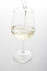 ワイングラスに注ぐワイン