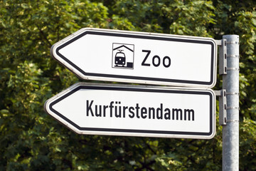 Fototapeta premium Wegweiser zum Zoo und Ku'damm