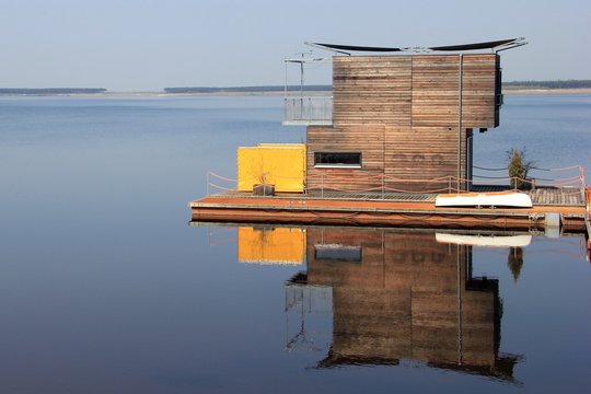 Schwimmendes Haus auf dem Partwitzer See