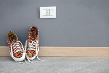 scarpe da ginnastica appoggiate