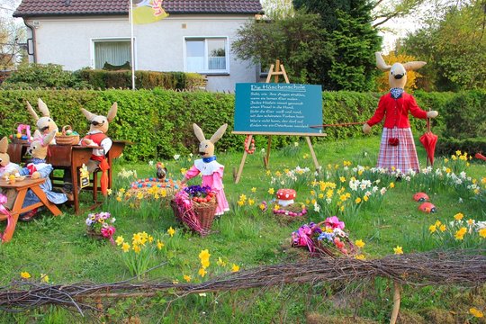 Liebevolle Osterdekoration vor dem Haus