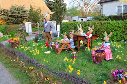 Liebevolle Osterdekoration vor dem Haus