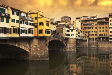 Fototapeta na wymiar veduta di ponte vecchio in Firenze
