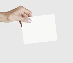 Obraz premium Female hand holding a blank notepape
