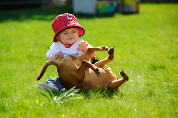 baby spielt mit hund