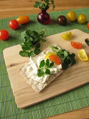 Frischk&auml;se mit Brunnenkresse auf Kn&auml;ckebrot