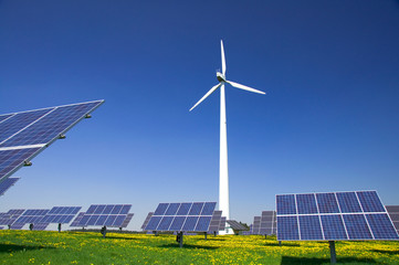 Windrad und Solarzellen