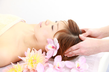 Obraz na płótnie Canvas young japanese woman getting a head massage