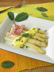Spargel mit Salbei-Hollandaise und Schinken