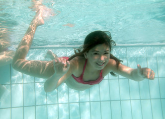 Mädchen taucht im Schwimmbad