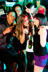 Freunde in Bar oder Disco