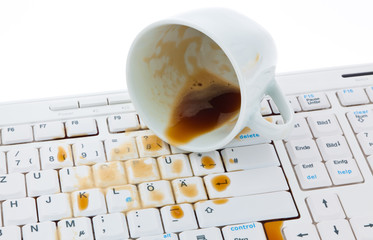 Kaffeetasse auf Computer Tastatur
