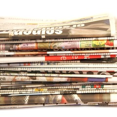 Tageszeitungen gestapelt