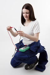 Elektrotechnikerin &uuml;berpr&uuml;ft Messger&auml;t