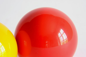 yellow and red cue bill