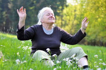 Seniorin beim entspannen