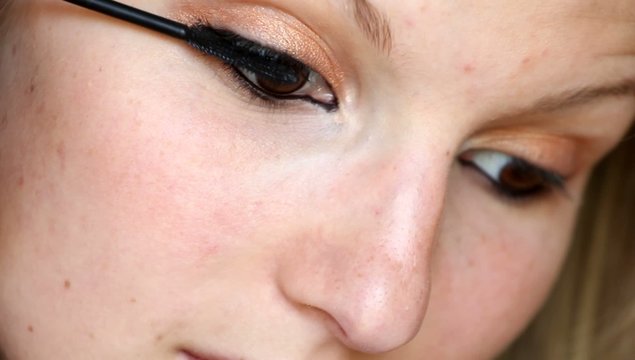 Junge Frau schminkt ihre Augenlider