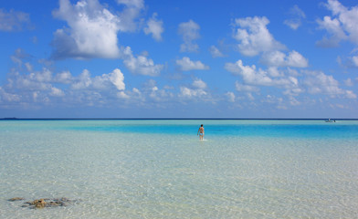 Fototapeta na wymiar kobieta i niebieski wyspy laguny