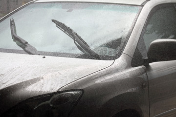 auto sotto la pioggia