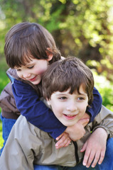 Obraz premium Brothers in the park