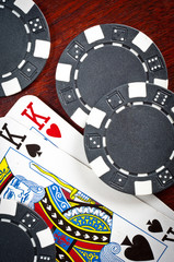 Naklejka premium A pair of kings and some tokens on wood background