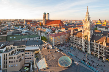 Naklejka premium Panoramiczny widok na Marienplatz i Frauenkirche w Monachium