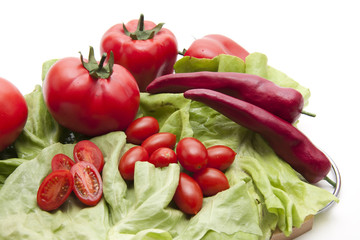 Rotes Gemüse auf Salatblätter