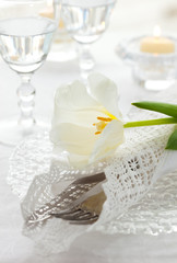 Fototapeta na wymiar place-setting with white tulip and napkin