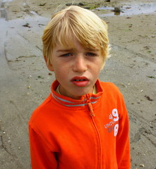 portrait d'enfant blond mécontent,capricieux