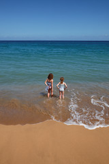 petites filles sur une plage des caraïbes