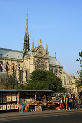 Bouquinistes devant Notre Dame de Paris