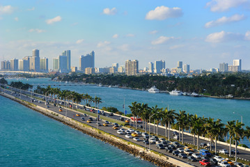 Fototapeta na wymiar MacArthur Causeway i Miami Skyline