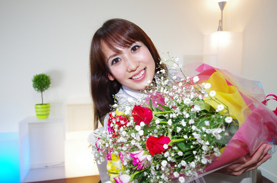 大きな花束を持った笑顔の女性