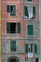 Façade délabrée avec linge aux fenêtres dans Vernazza
