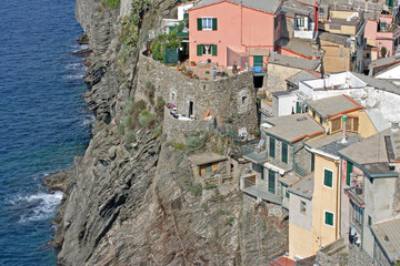 Vernazza, maisons au bord de la falaise (Cinque Terre).