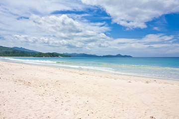 Fototapeta na wymiar plage de sable blanc dans les îles des Seychelles