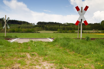 Naklejka premium Bahnübergang im ländlichen Bereich im Frühjahr