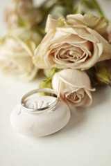 Fototapeta na wymiar silver ring and pink roses