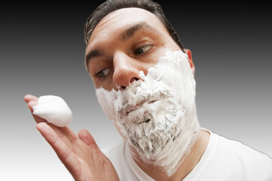 Uomo e schiuma da barba