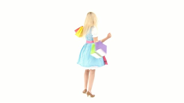 Frau im Dirndl mit Einkaufstaschen