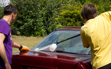 nettoyer la voiture en famille