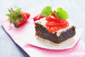 frischer Mohnkuchen mit Minze
